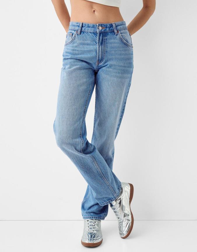 Aanbieding van Jeans in recht model voor 29,99€ bij Bershka