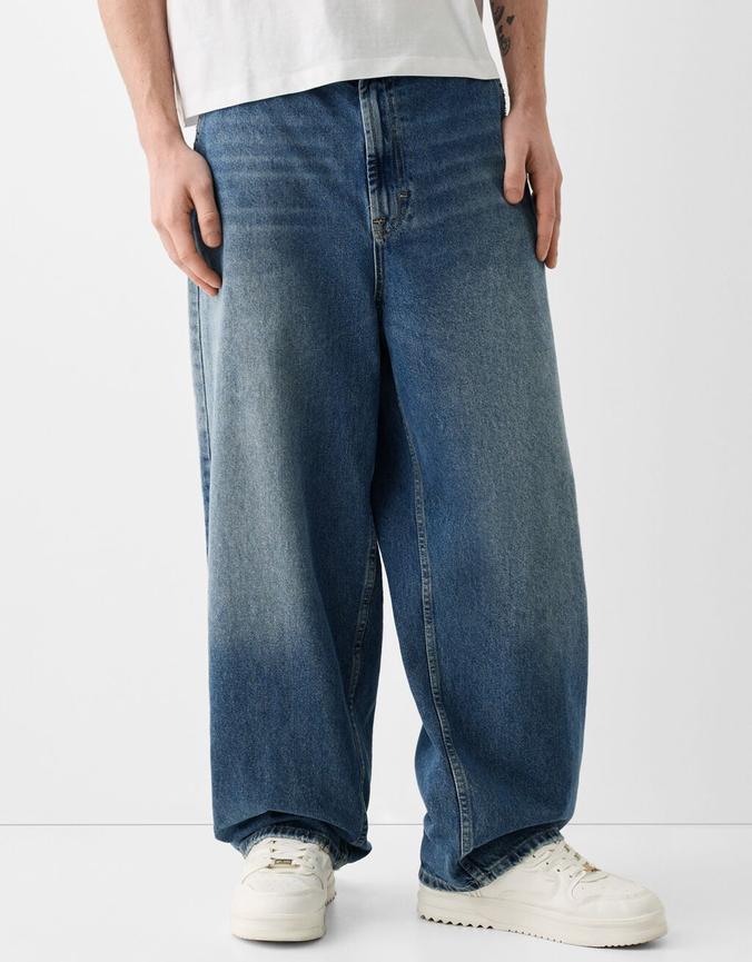 Aanbieding van Skater fit jeans met verwassen effect voor 39,99€ bij Bershka