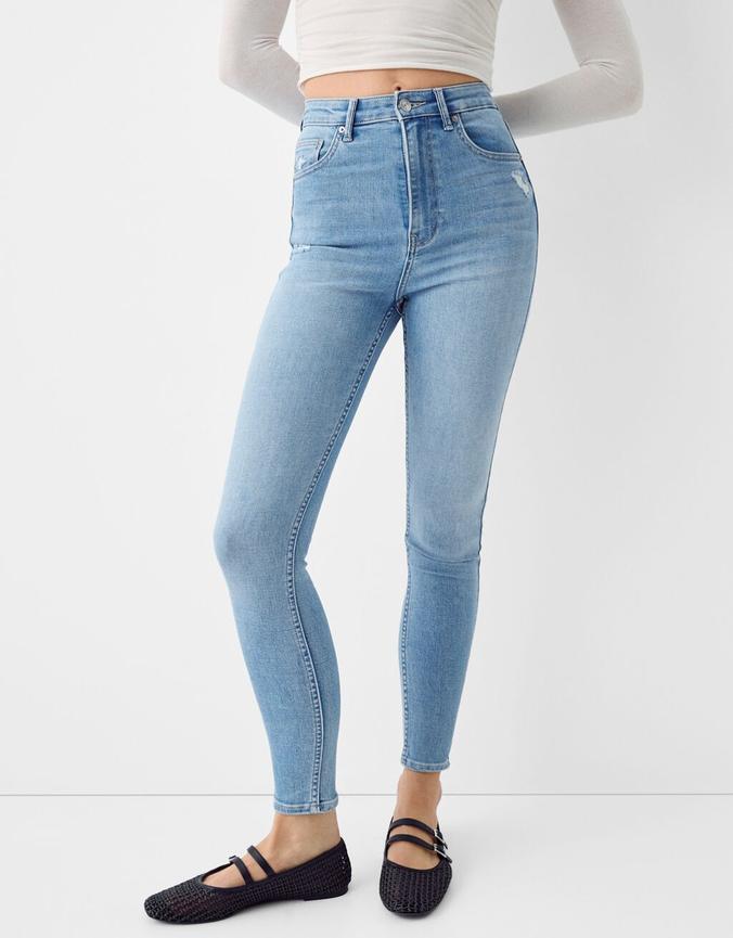 Aanbieding van Skinny jeans met superhoge taille voor 19,99€ bij Bershka