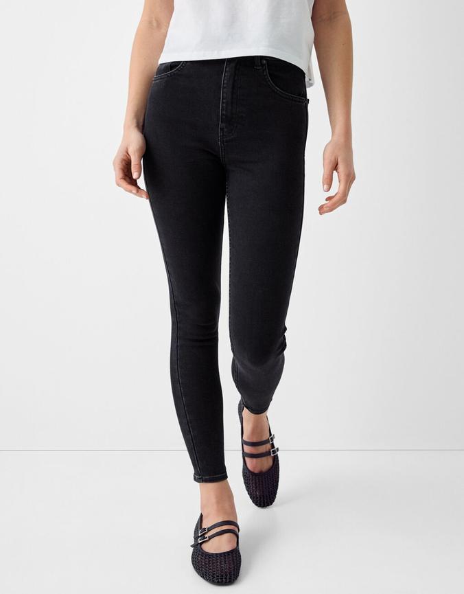Aanbieding van Skinny jeans met superhoge taille voor 19,99€ bij Bershka