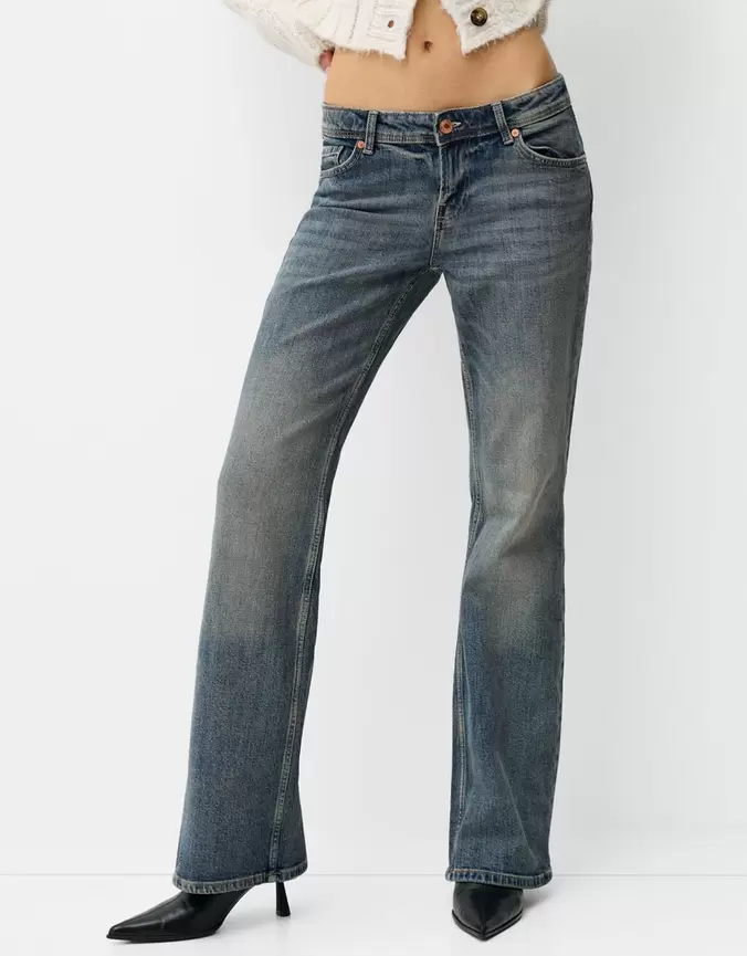 Aanbieding van Low waist bootcut jeans voor 35,99€ bij Bershka