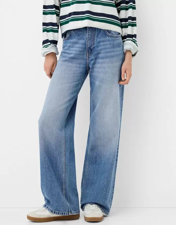 Aanbieding van 90's jeans met wijde pijpen voor 29,99€ bij Bershka