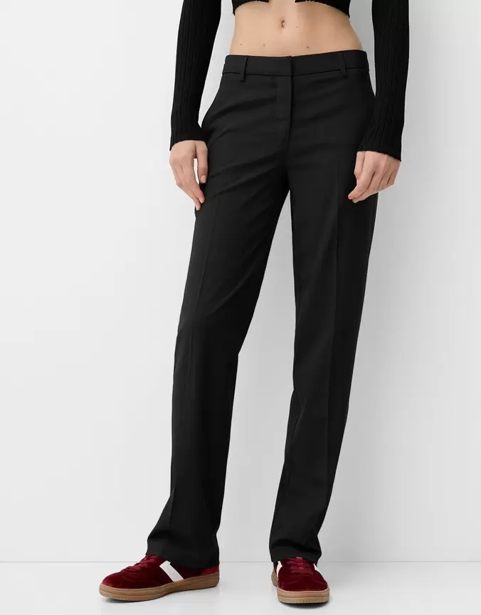 Aanbieding van Tailored fit broek met rechte pijpen en lage taille voor 35,99€ bij Bershka