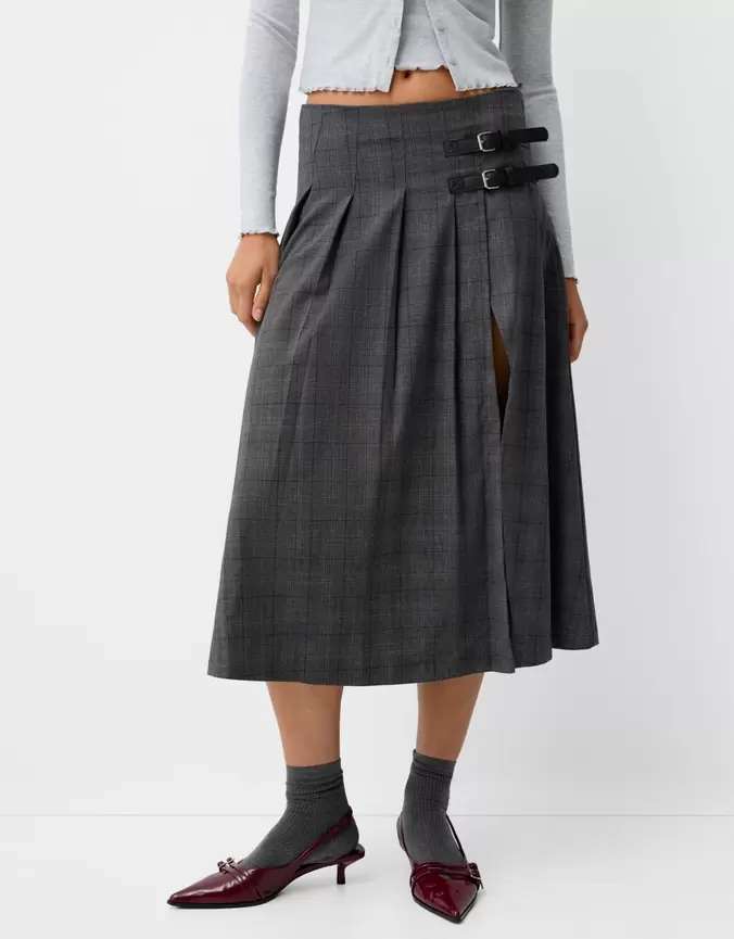 Aanbieding van Halflange rok met vouwen en riem voor 35,99€ bij Bershka