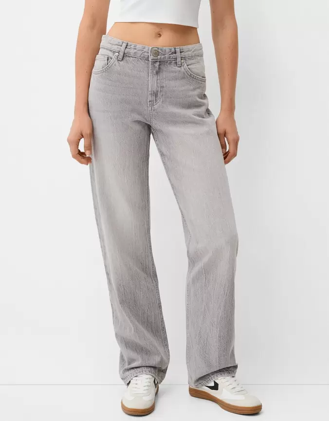 Aanbieding van Jeans in recht model voor 29,99€ bij Bershka