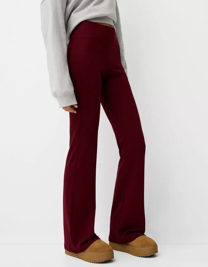 Aanbieding van Flared broek met geribbelde taille voor 19,99€ bij Bershka