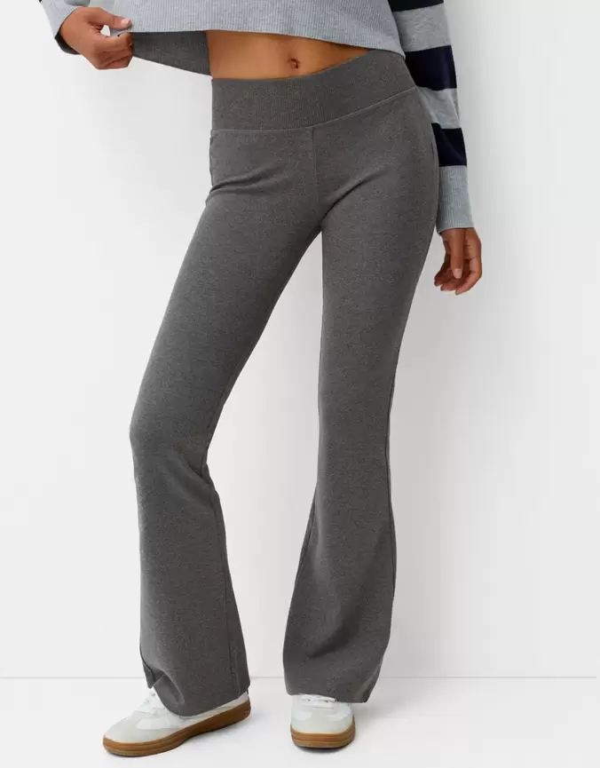 Aanbieding van Flared broek met geribbelde taille voor 19,99€ bij Bershka