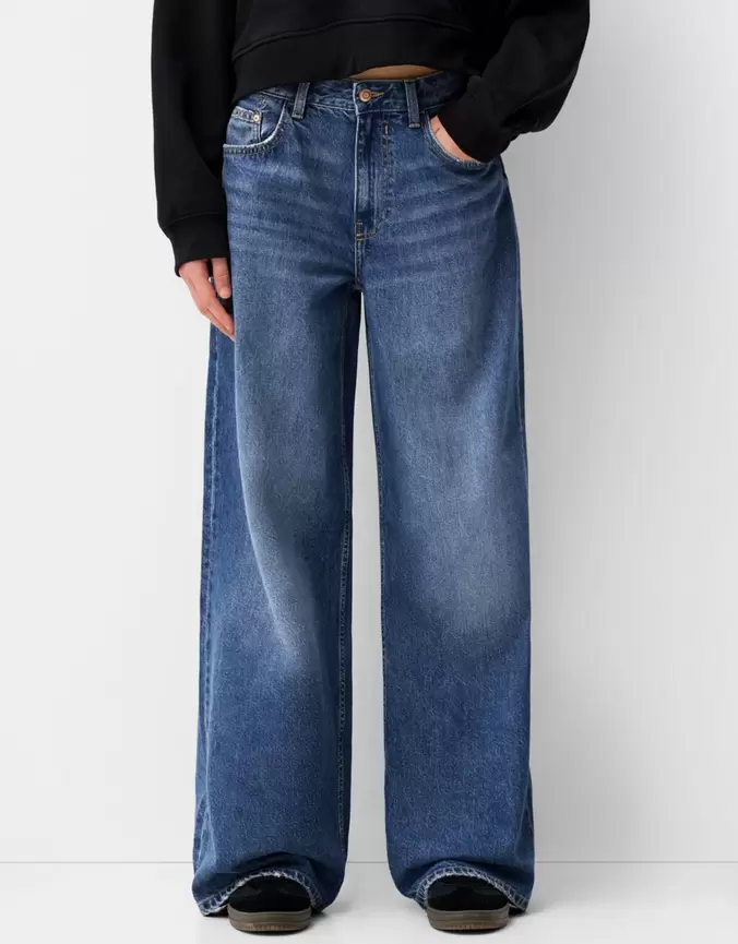 Aanbieding van Wide leg jeans voor 35,99€ bij Bershka