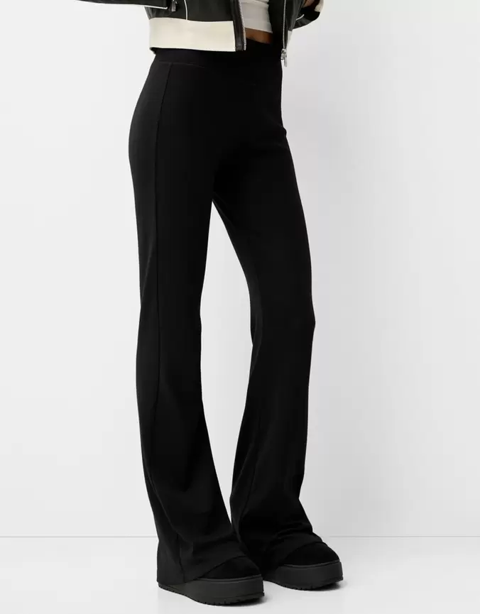 Aanbieding van Flared broek met geribbelde taille voor 19,99€ bij Bershka