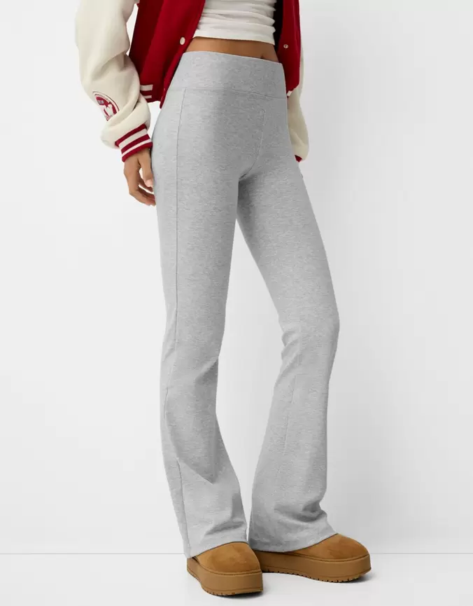 Aanbieding van Flared broek met geribbelde taille voor 19,99€ bij Bershka