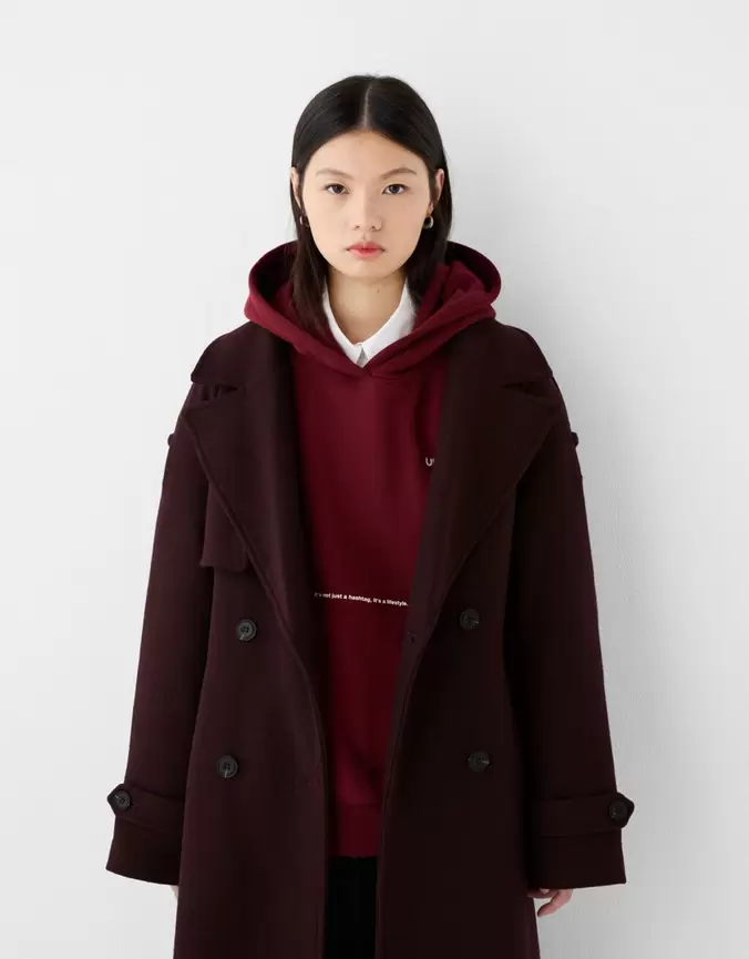 Aanbieding van Oversized synthetisch wollen trenchcoat voor 79,99€ bij Bershka