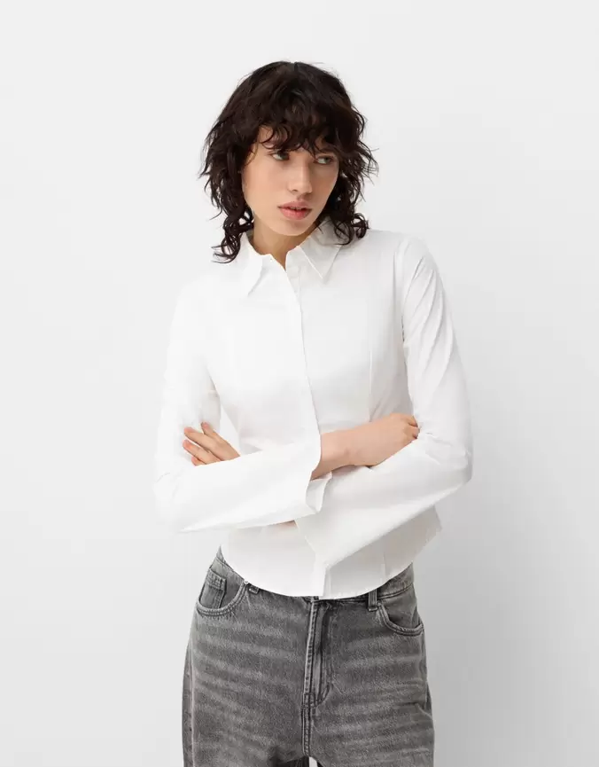 Aanbieding van Strakke blouse met wijde mouw voor 19,99€ bij Bershka