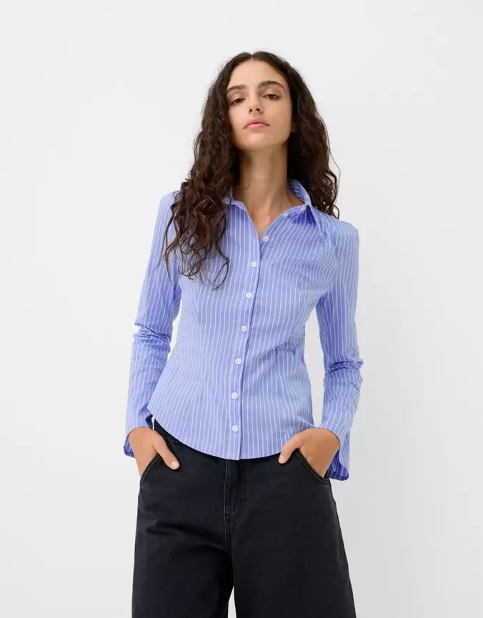 Aanbieding van Strakke blouse met wijde mouw voor 19,99€ bij Bershka