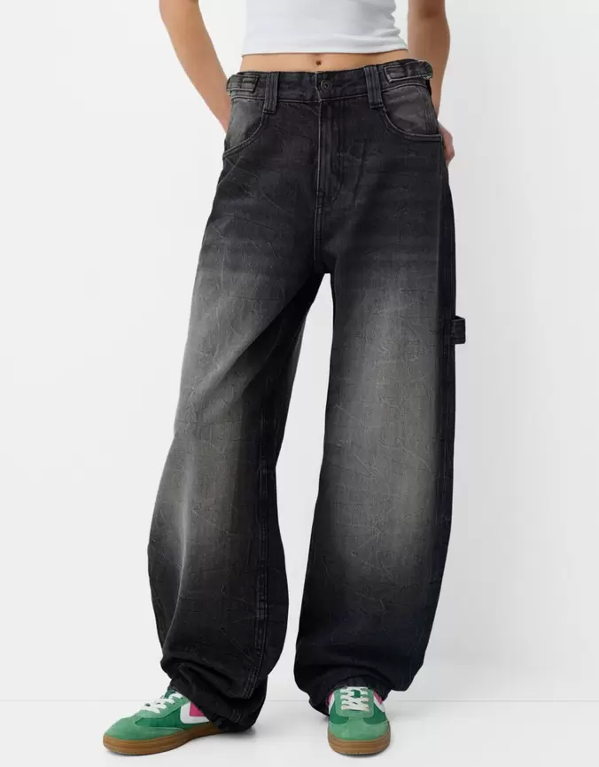 Aanbieding van Verstelbare balloon fit carpenter jeans voor 39,99€ bij Bershka