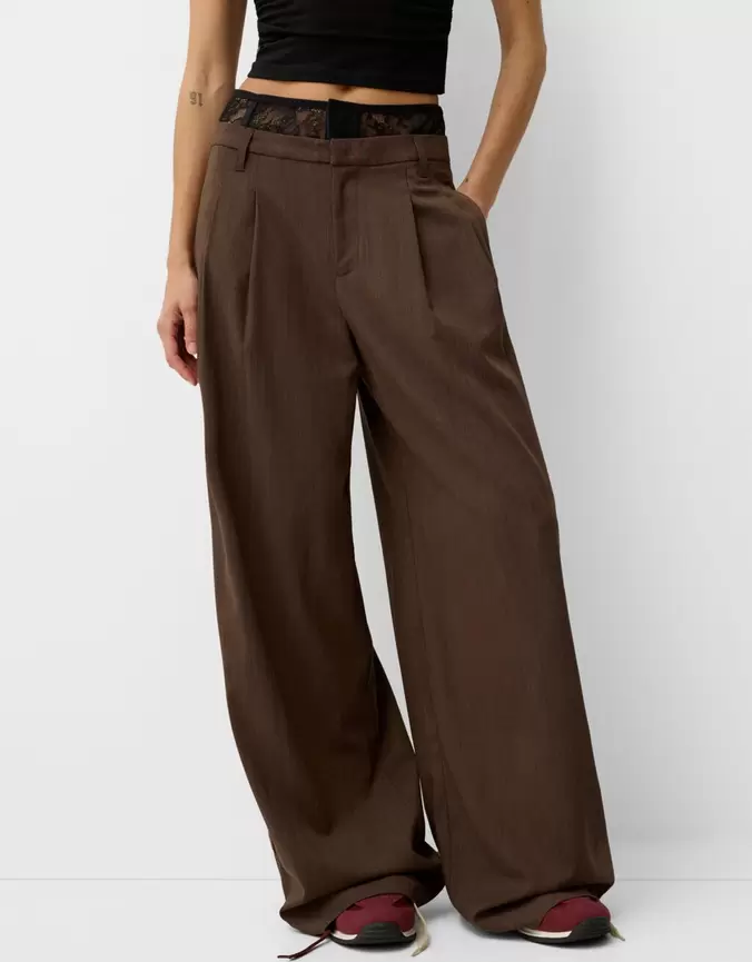 Aanbieding van Wijde tailored fit broek voor 39,99€ bij Bershka