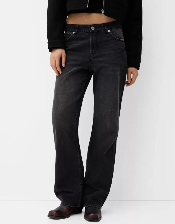 Aanbieding van Jeans in recht model voor 29,99€ bij Bershka