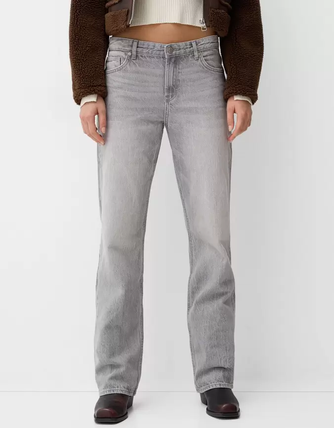 Aanbieding van Jeans in recht model voor 29,99€ bij Bershka