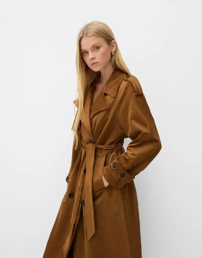 Aanbieding van Kunstsuède trenchcoat voor 69,99€ bij Bershka