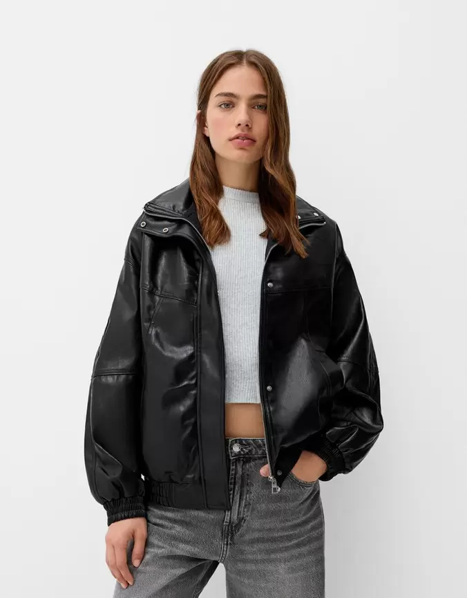 Aanbieding van Oversized jack van imitatieleer voor 45,99€ bij Bershka