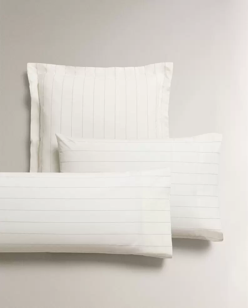 Aanbieding van KUSSENSLOOP MET STREPEN voor 12,99€ bij Zara Home