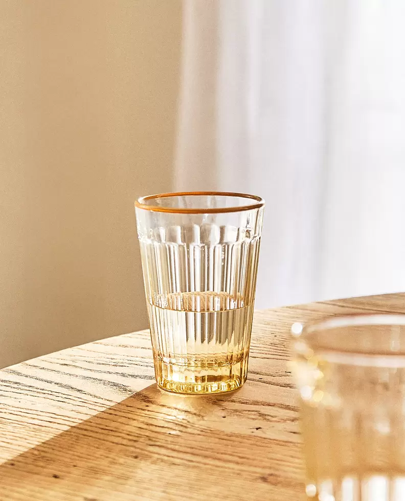 Aanbieding van GLAS MET GEKLEURDE RAND voor 3,99€ bij Zara Home