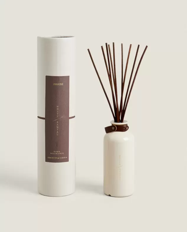 Aanbieding van (375 ML) WHITE SANTAL GEURSTOKJES voor 35,99€ bij Zara Home