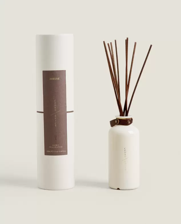 Aanbieding van (375 ML) CÈDRE ÉPICÉ GEURSTOKJES voor 35,99€ bij Zara Home