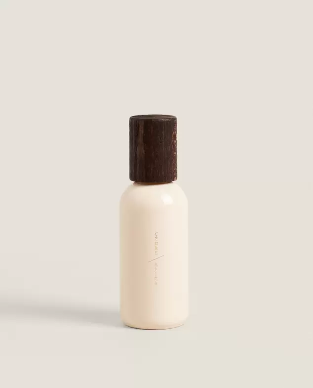 Aanbieding van (200 ML) CÈDRE ÉPICÉ LUCHTVERFRISSER IN SPRAY voor 15,99€ bij Zara Home