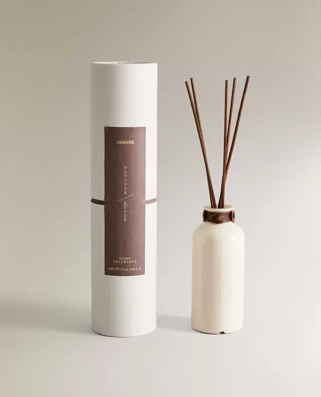 Aanbieding van (375 ML) VETIVER SUEDE GEURSTOKJES voor 35,99€ bij Zara Home