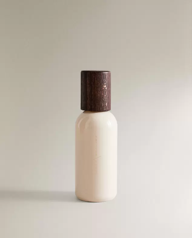 Aanbieding van (200 ML) VETIVER SUEDE LUCHTVERFRISSER IN SPRAY voor 15,99€ bij Zara Home