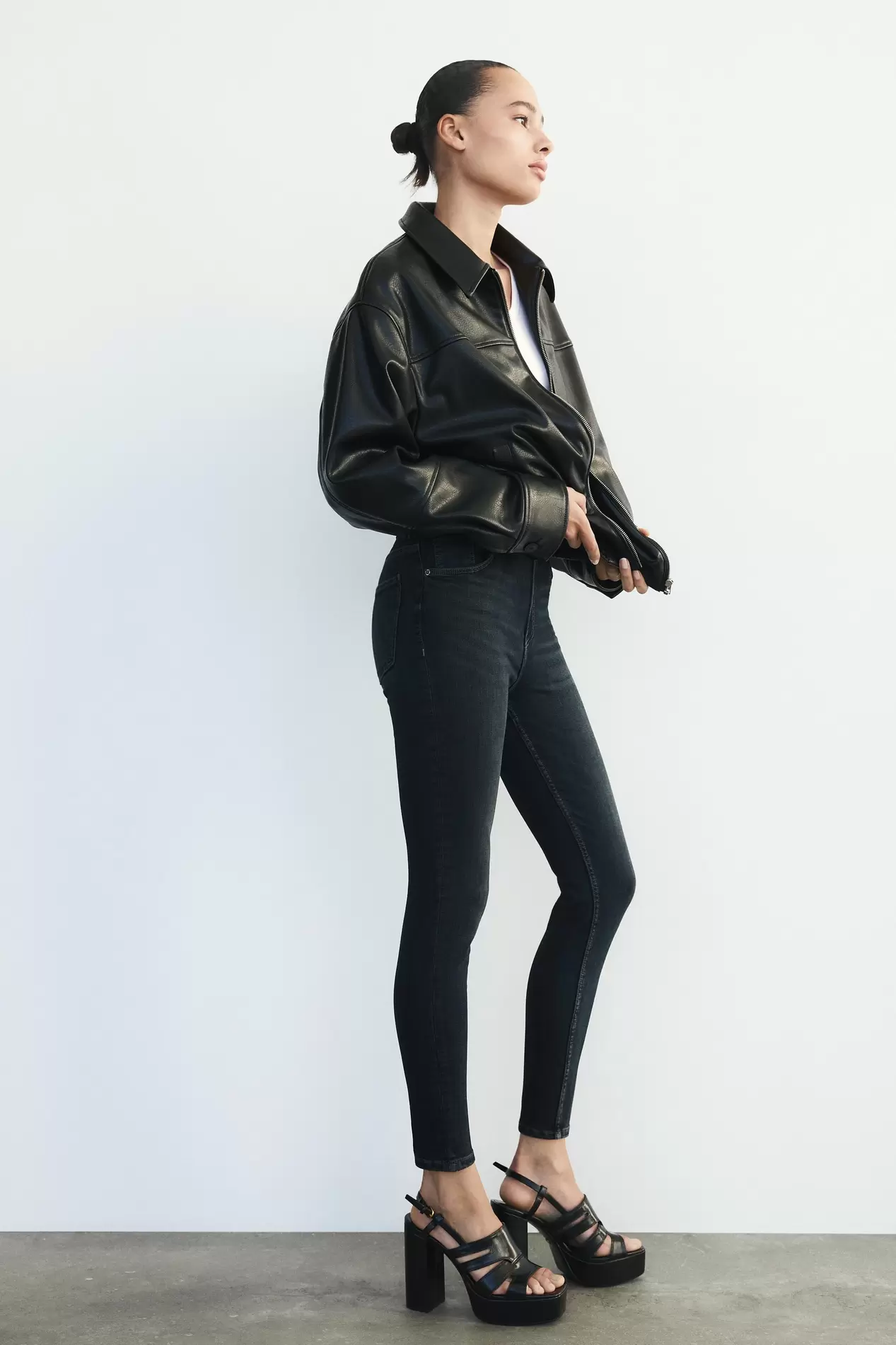 Aanbieding van SCULPT JEANS TRF MET HIGH WAIST voor 25,95€ bij Zara