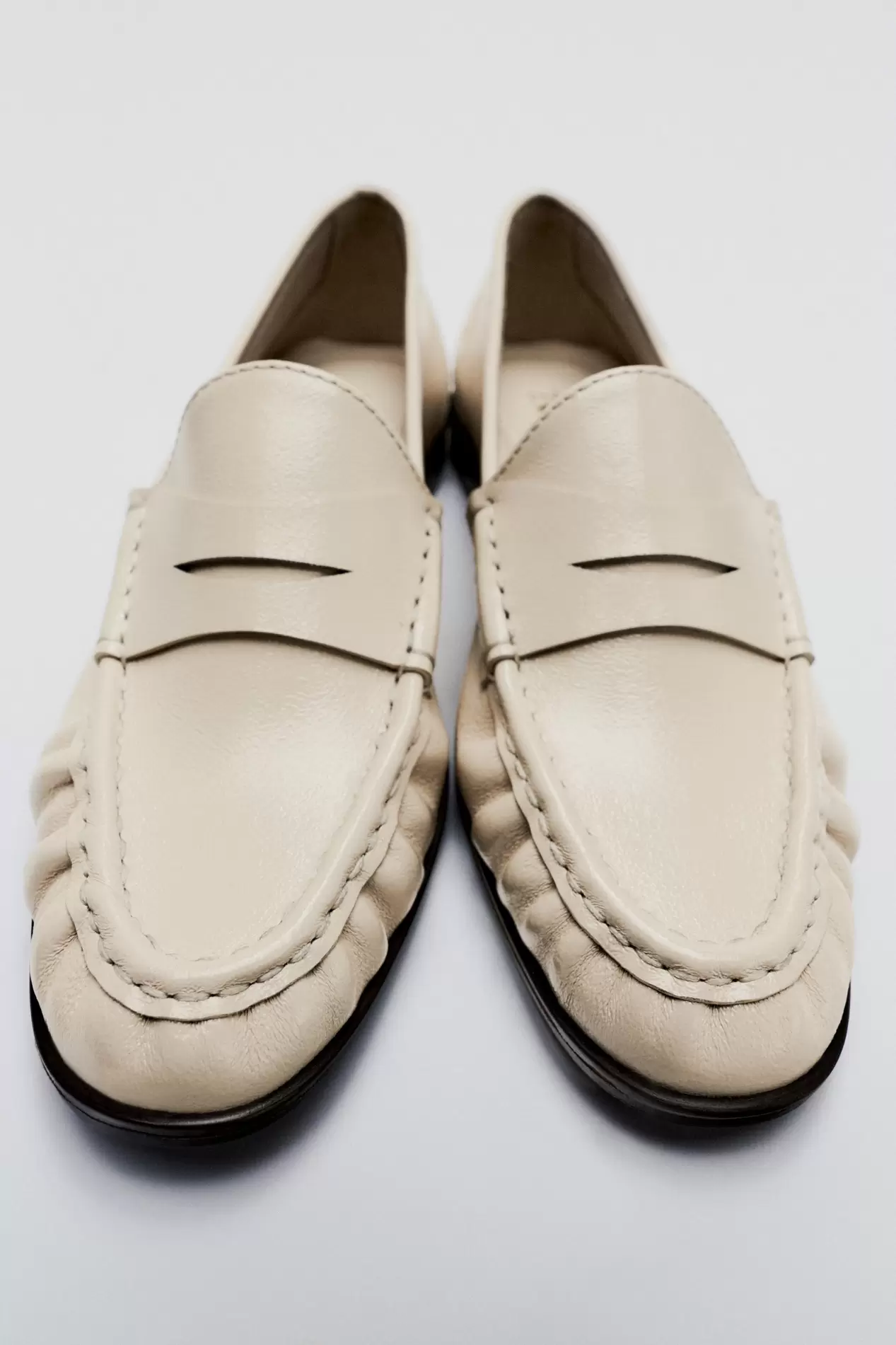 Aanbieding van LEREN MOCASSINS MET PLOOIEN voor 55,95€ bij Zara