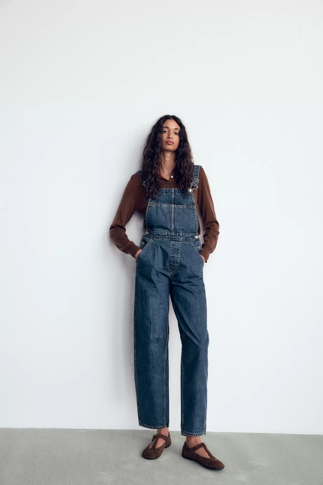 Aanbieding van LANGE DENIM TRF BAGGY JUMPSUIT voor 49,95€ bij Zara