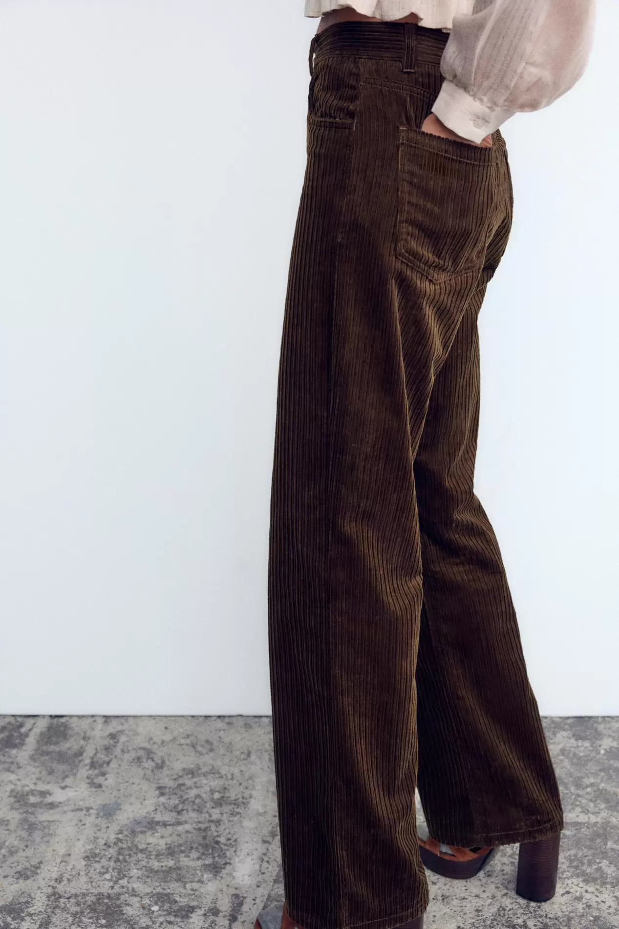 Aanbieding van RECHTE CORDUROY BROEK voor 39,95€ bij Zara