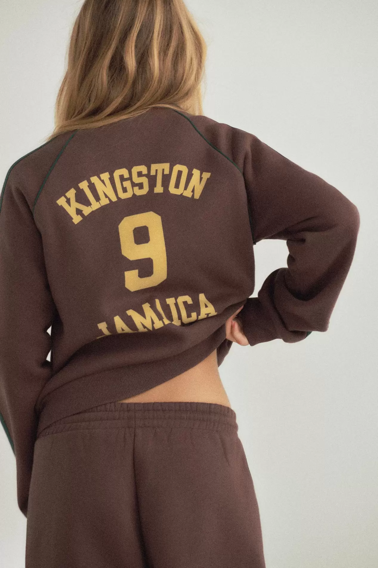 Aanbieding van SWEATSHIRT MET RITS JAMAICA voor 32,95€ bij Zara