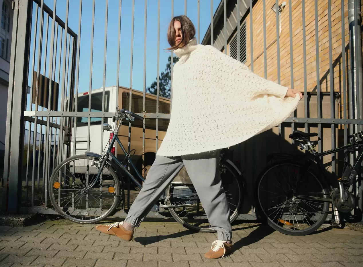 Aanbieding van TRICOT PONCHO MET AJOURSTEEK voor 69,95€ bij Zara