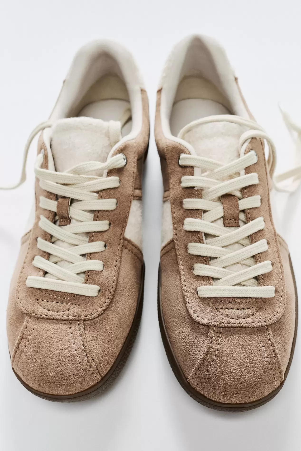 Aanbieding van GEKLEURDE SNEAKERS voor 29,95€ bij Zara