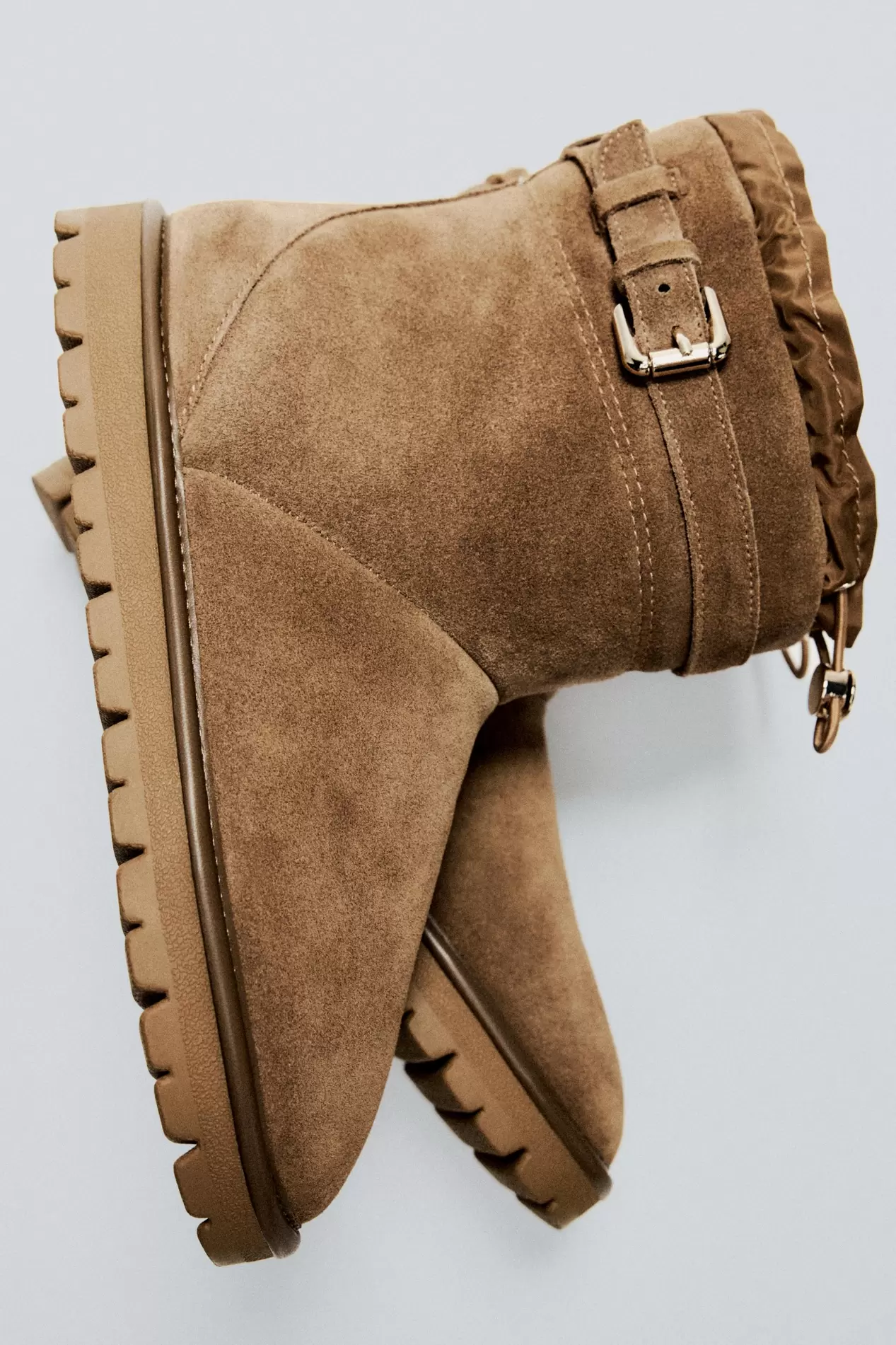 Aanbieding van PLATEAU SUEDE ENKELLAARSJES MET GESP voor 59,95€ bij Zara