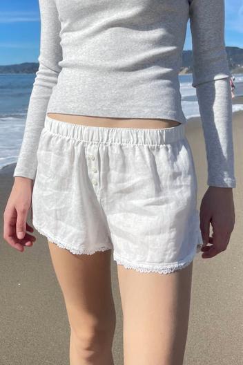 Aanbieding van Keira Linen Lace Shorts voor 22€ bij Brandy Melville