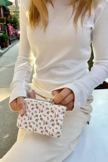 Aanbieding van Product Name:Floral Coin Purse voor 6€ bij Brandy Melville