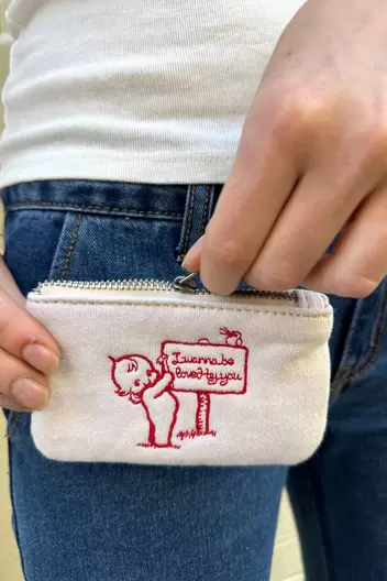 Aanbieding van Product Name:I Wanna Be Loved By You Coin Purse voor 8€ bij Brandy Melville