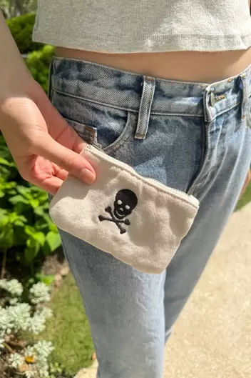 Aanbieding van Product Name:Skull Coin Purse voor 8€ bij Brandy Melville