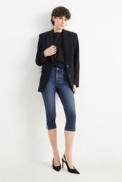Aanbieding van Capri jeans met riem - mid waist - LYCRA® voor 35,99€ bij C&A