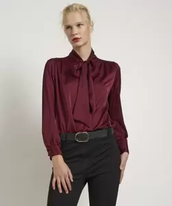 Aanbieding van Satijnlook blouse met strikkraag voor 23,99€ bij Ter Stal