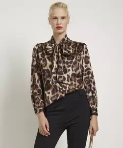 Aanbieding van Panterprint blouse met strikkraag voor 23,99€ bij Ter Stal