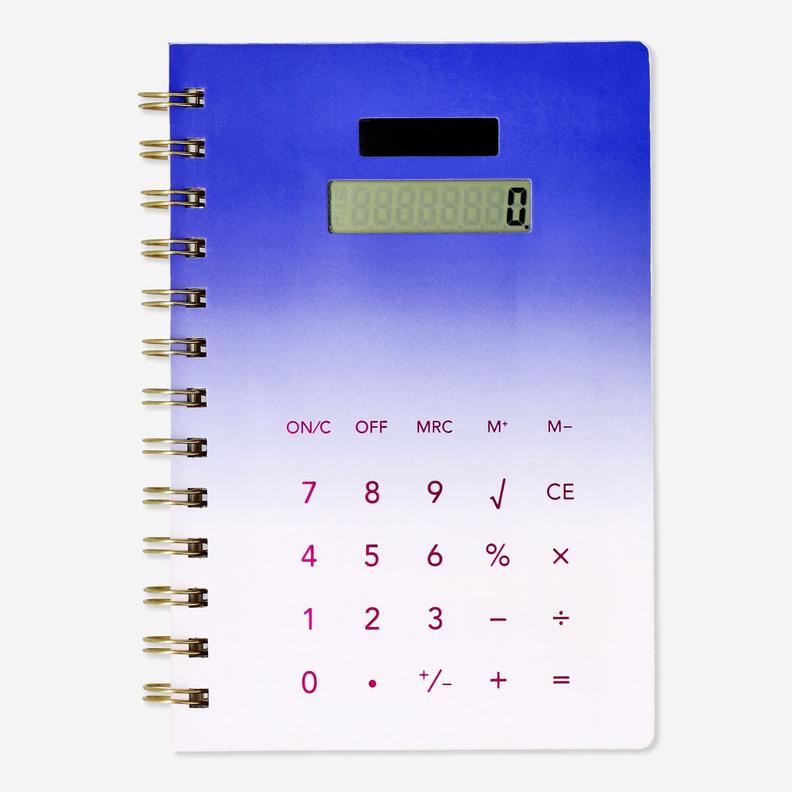 Aanbieding van Notebook met rekenmachine. op zonne-energie voor 6€ bij Flying Tiger