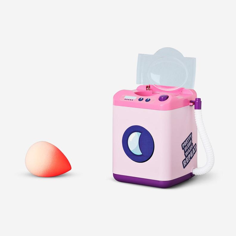 Aanbieding van Roze make-up spons wasmachine voor 10€ bij Flying Tiger