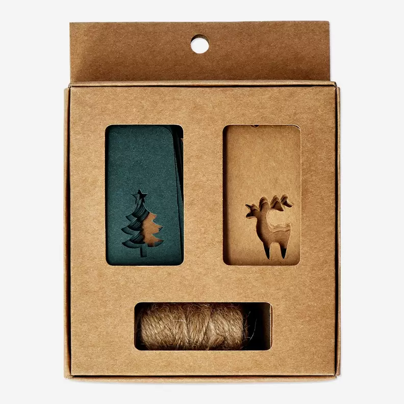 Aanbieding van Cadeau Decoratie Set met cadeaulabels en groen lint voor 2,5€ bij Flying Tiger