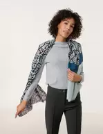 Aanbieding van Fijne sjaal met motiefpatch voor 45,99€ bij Gerry Weber