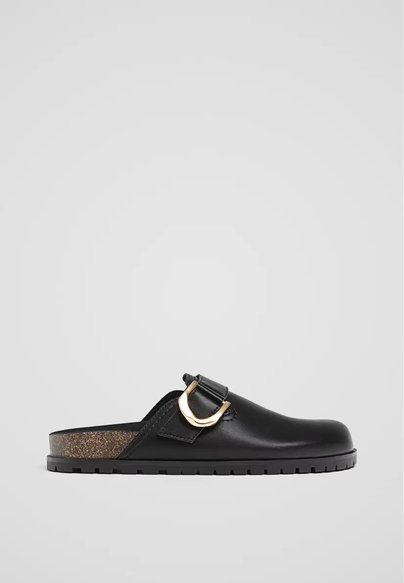 Aanbieding van Leren clog met gesp voor 35,99€ bij Stradivarius